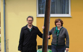 Gerhard Pohl, Leiter SOS-Kinderdorf Altmünster, und Ulrike Reisinger, SOS-Kinderdorf-Mutter, freuen sich über das neue Eternit-Dach.